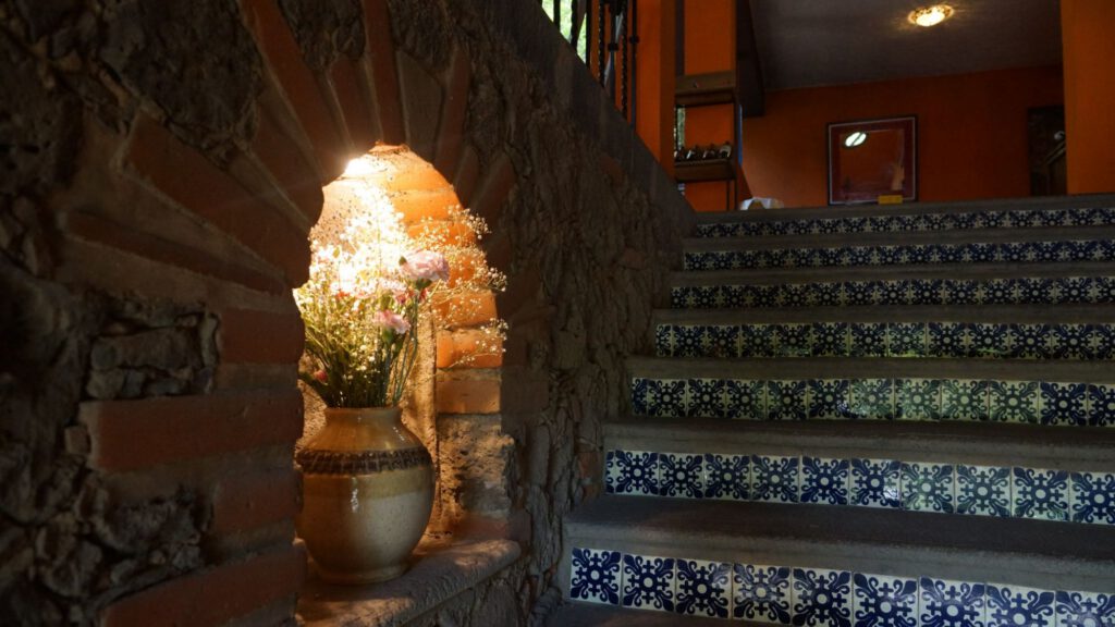 Escalones de azulejo en la entrada del restaurante La Sandía Azul, Tepoztlán