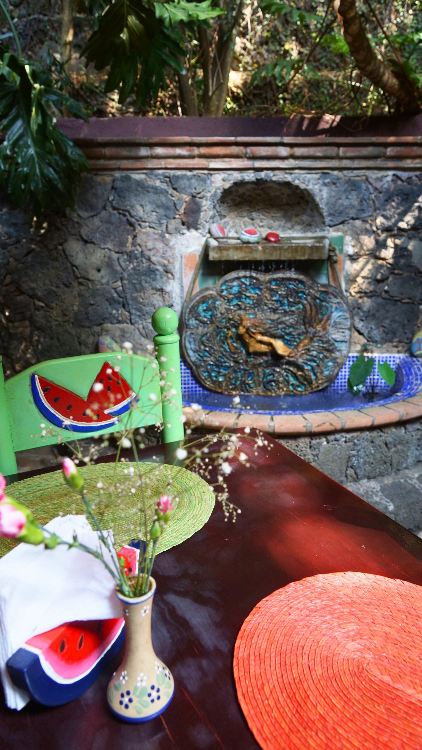 Mesa junto a la fuente en el restaurante La Sandía Azul, Tepoztlán